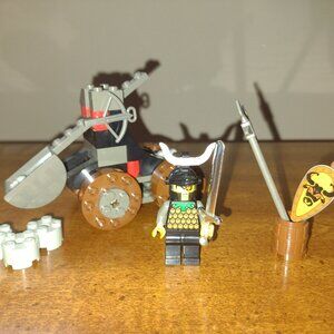 Like new Lego Catapult Crusher, Knights Kingdom in orignal box, retired
